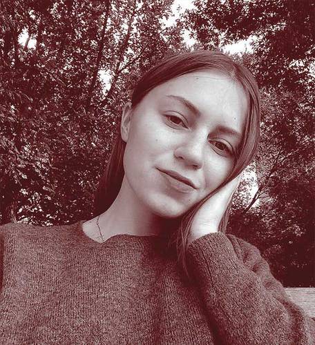Ольга Петрушкова студентка из СанктПетербурга (ныне проживает в г. Альма, Мичиган) про поколение «Поколение интернета, мессенджеров и Сетей. Поколение игрушек, но не мягких» про десятилетие «Эпоха трансформаций, изменений, эпоха субкультур, эпоха активизма. Эпоха запутанности, для меня и между странами — Россия и Украина» 011_rusrep_23-4.jpg Ольга Петрушкова