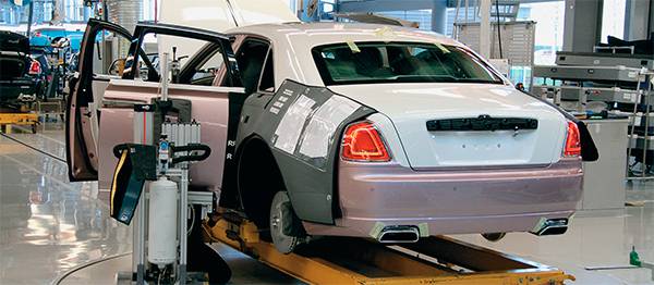99% автомобилей Rolls-Royce создаются под конкретного покупателя, который может выбрать, например, один из 45 тысяч цветов кузова. На заводе в Гудвуде (на фото) один клиент как-то попросил, чтобы цвет автомобиля был точно таким же, как окрас его любимой собаки, что и было исполнено 28-04.jpg АЛЕКСЕЙ ГРАММАТЧИКОВ