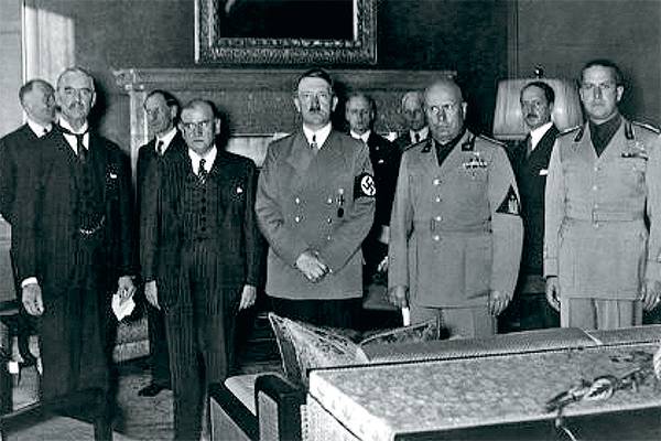 После подписания Мюнхенского соглашения. Слева направо: Чемберлен, Даладье, Гитлер, Муссолини 26-03.jpg