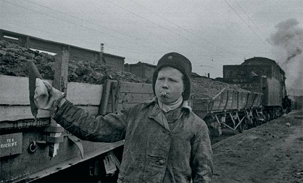 Формирование угольного состава на Пермской железной дороге, 1943 год 58-07.jpg