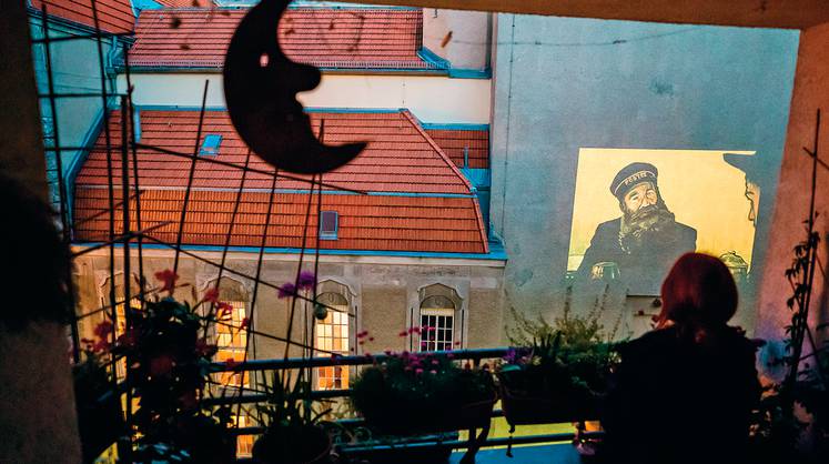 «В условиях кризиса люди в России мало помогают друг другу»