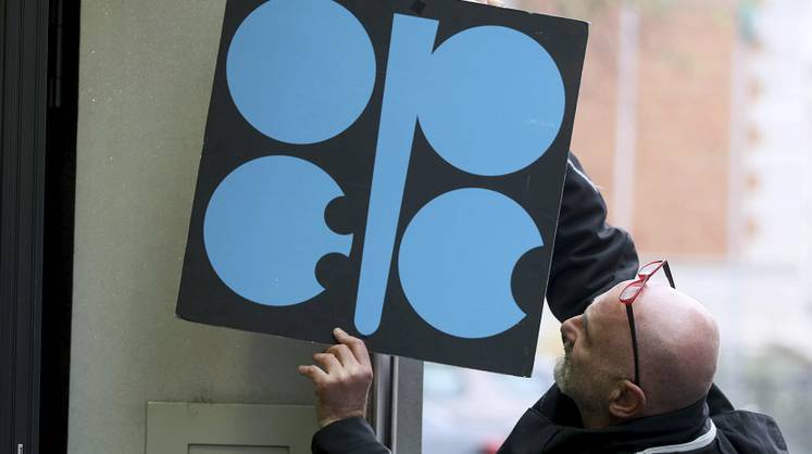 Нефть подешевела на ожиданиях ослабления условий соглашения ОПЕК+