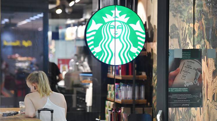 56 человек заразились коронавирусом в кафе Starbucks. Выяснилось, почему несколько человек не заболели