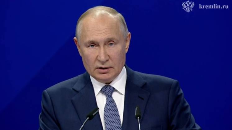 Мир начал избавляться от экономической диктатуры отдельных стран — Путин