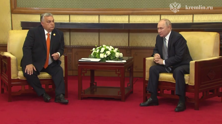 Путин предложил премьеру Венгрии обменяться мнениями по ситуации в Европе и в остальном мире