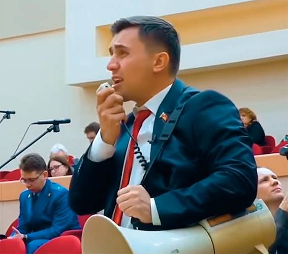«Создается впечатление, что ведение блога и съемки скандального контента занимают у Николая Бондаренко все
мысли и всё время, предназначенное для скучной парламентской деятельности» 54-05.jpg