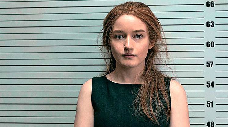 «Изобретая Анну»: на Netflix вышла история о мошеннице с русскими корнями