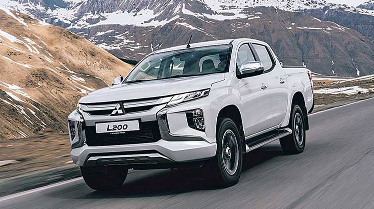 Mitsubishi L200 идет на обгон