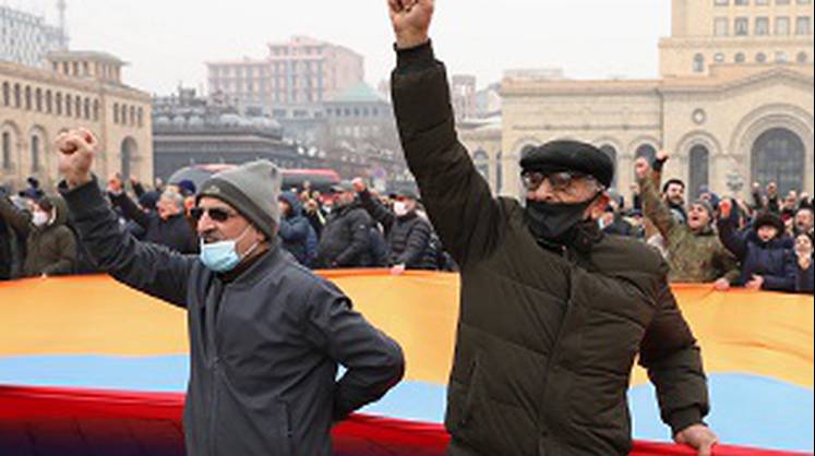 В Ереване проходит шествие противников Пашиняна