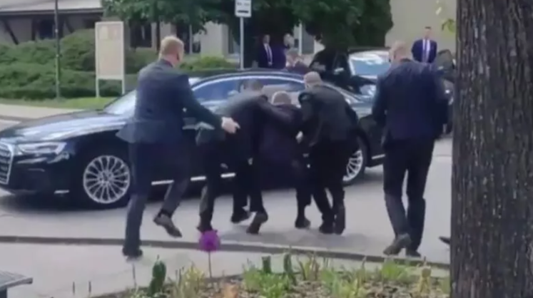 Роберта Фицо после покушения на вертолете доставили в больницу в тяжелом состоянии