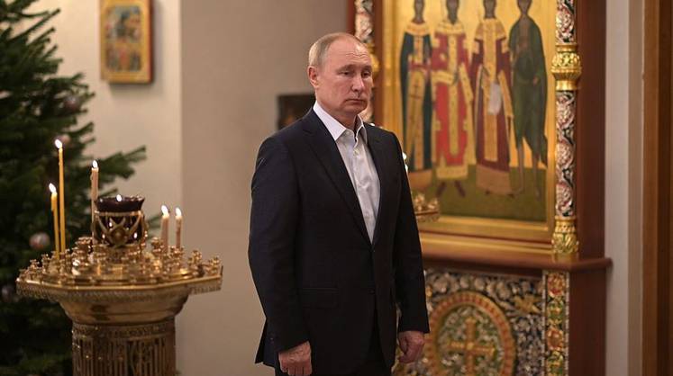 Песков объяснил, почему Путин был на рождественской службе один
