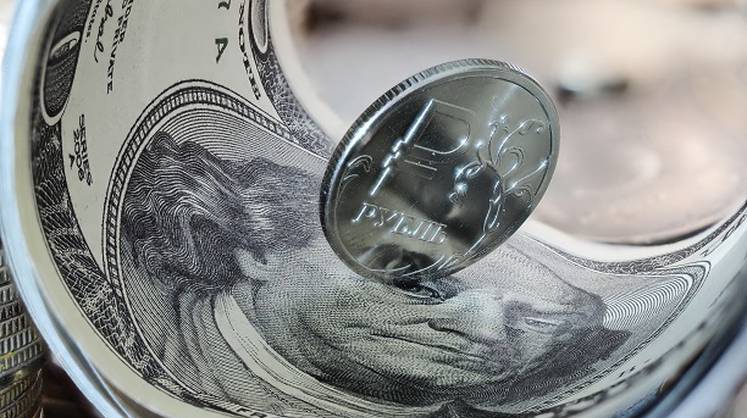 Курс доллара: рубль вырос на фоне дорожающей нефти