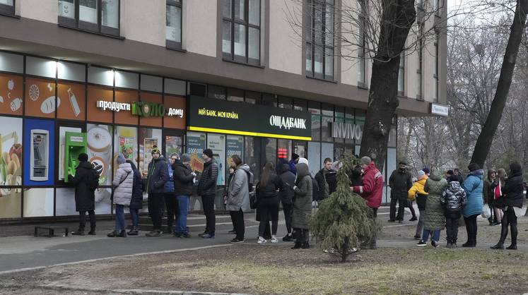 В Киеве из магазинов исчезли товары первой необходимости В Киеве из магазинов исчезли товары первой необходимости