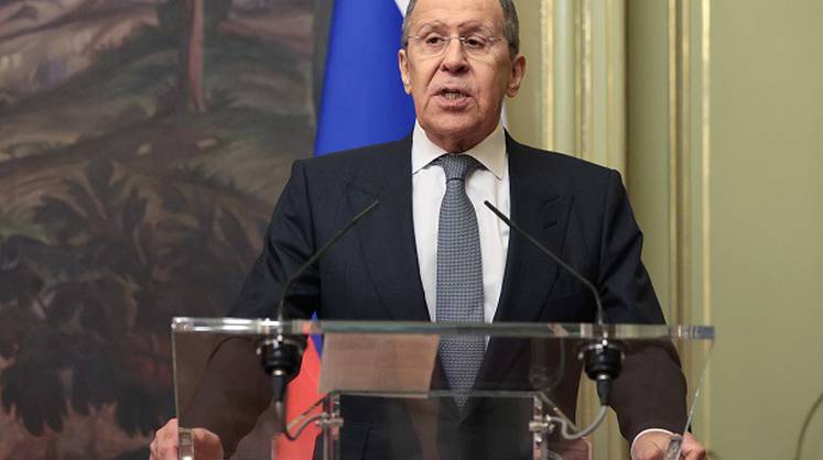 Лавров заявил о переброске военной техники НАТО к российским границам