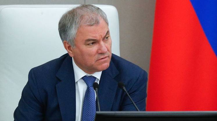 «Сначала арестовывали яхты, теперь — их самих»: Володин высказался об уехавших из РФ «страдальцах»