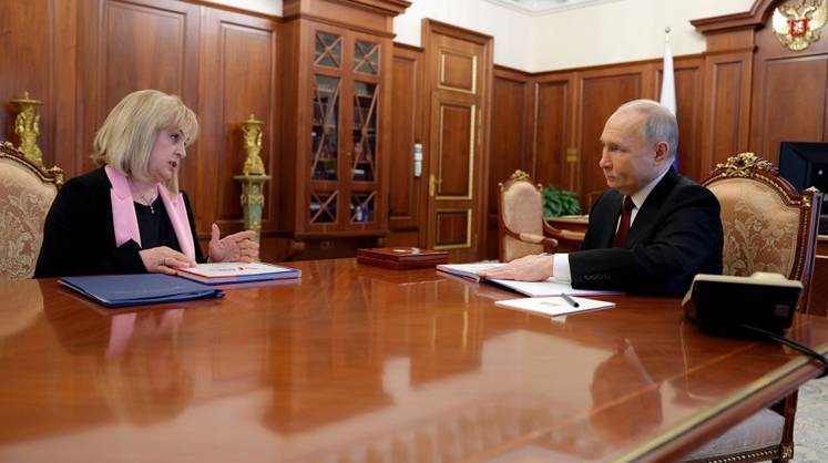 Памфилова вручила Путину удостоверение президента