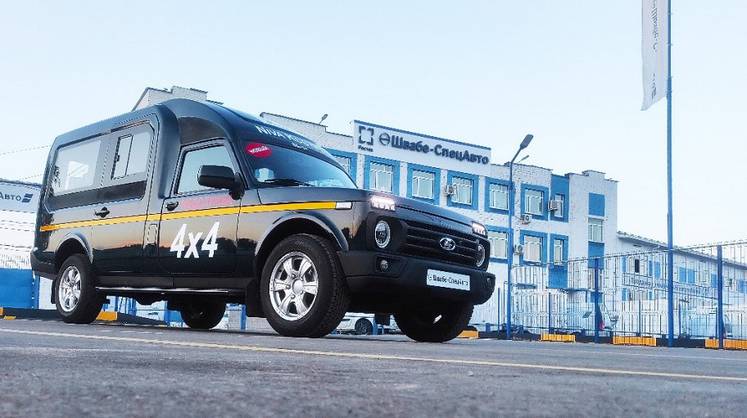 Lada Niva мчится на помощь медикам