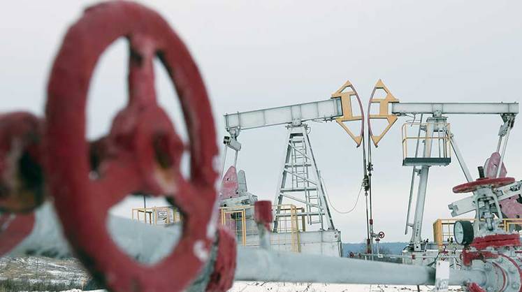 Промышленность в октябре: нефть и грузовики — в минус, газ, вагоны, легковушки — в плюс