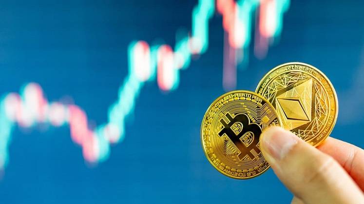 ETF толкают биткоин наверх