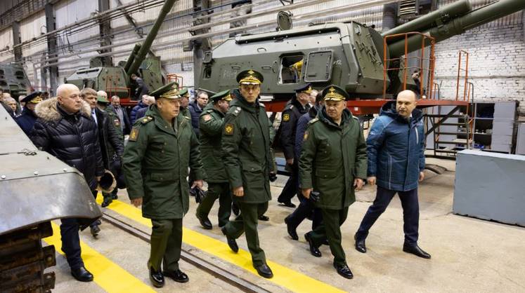 Шойгу указал главному конструктору «Уралтрансмаша» на задержку с выпуском перспективного артиллерийского комплекса