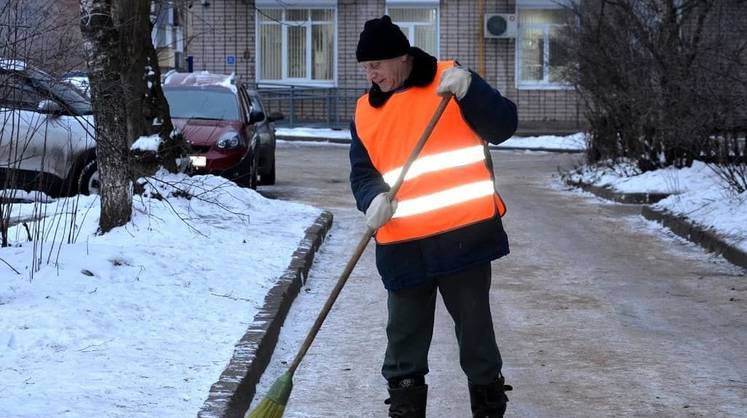 Зарплаты в ЖКХ взлетели за сотню