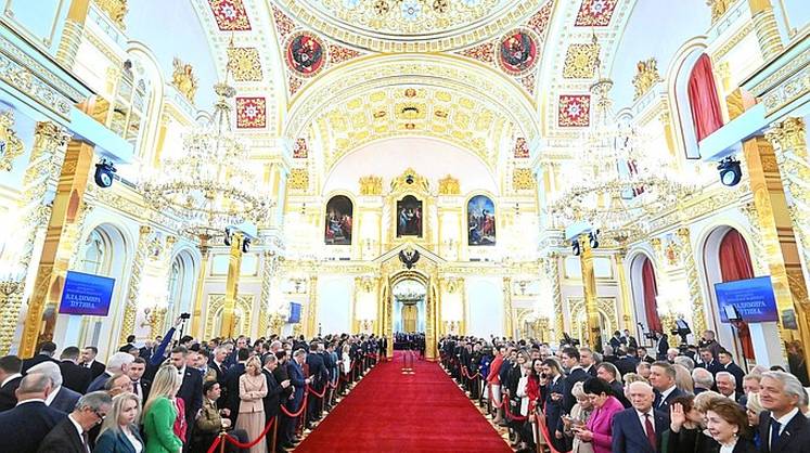 Глава Конституционного суда передал Владимира Путину символы президентской власти