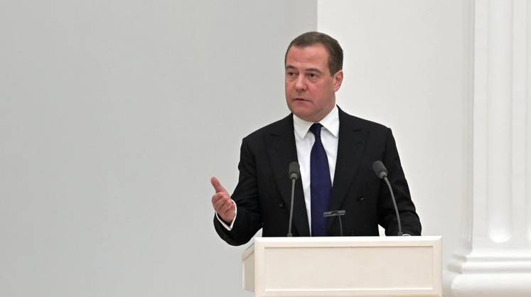 «Илон не справился»: Медведев пообещал обойтись без иностранной соцсети