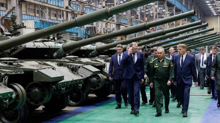 Шойгу в ходе инспекции отметил усовершенствования у танков и начало производства новых огнеметных систем