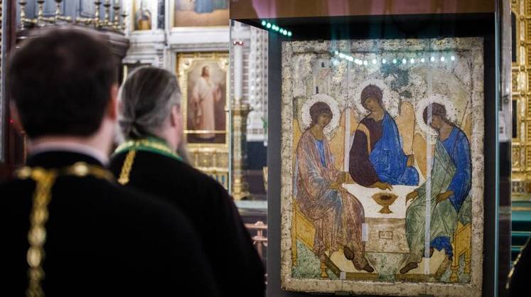 Икону «Святая Троица» выставили в храме Христа Спасителя