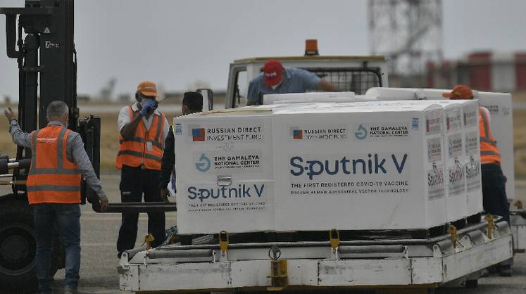 FT: Россия столкнулась с проблемами с производством вакцины за рубежом